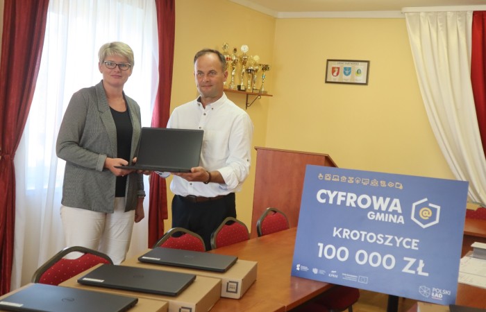 zdjęcie wójta i p. dyrektor z Krotoszyc przekazującego laptopa