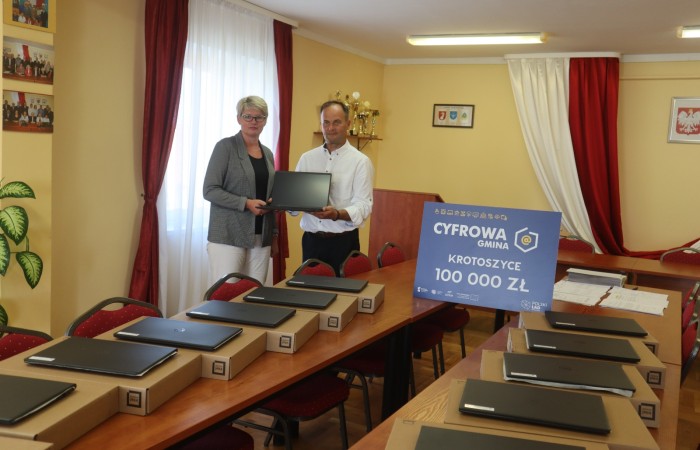 zdjęcie wójta i p. dyrektor z Krotoszyc przekazującego laptopa