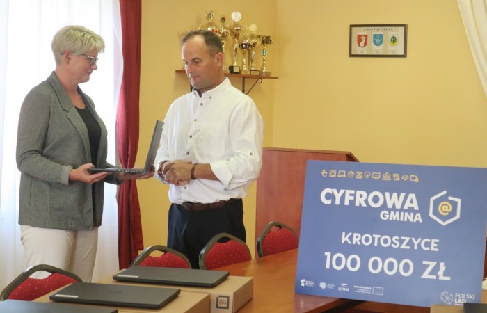zdjęcie wójta i p. dyrektor z Krotoszyc z laptopem