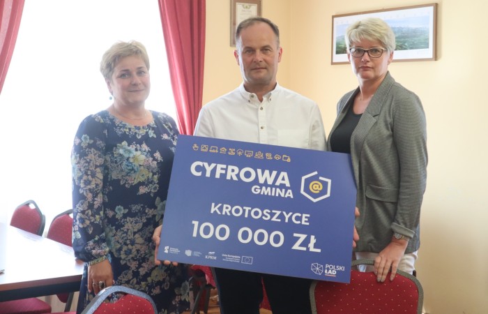 zdjęcie Wójta z dyektorkami szkół z banerem Cyfrowa Gmina 100 000 zł