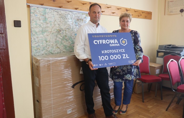 zdjęcie wójta i p. dyrektor z Koscielca z banerem Cyfrowa Gmina 100 0000 zł