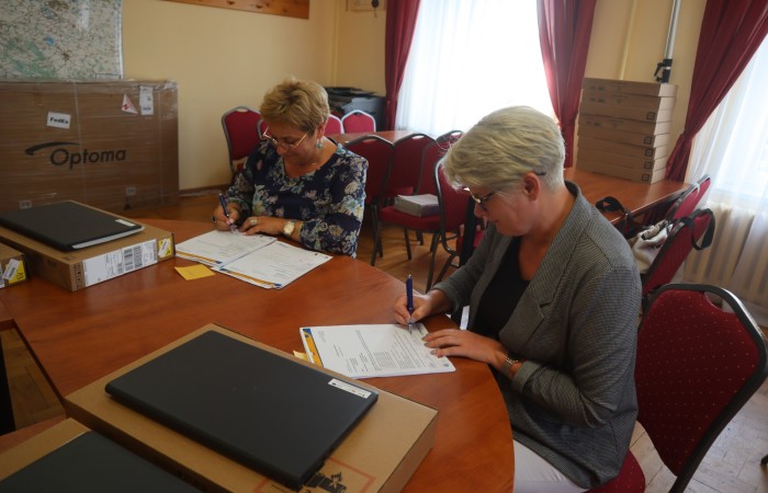 zdjęcie dyrektorek szkół podpisujących dokumenty