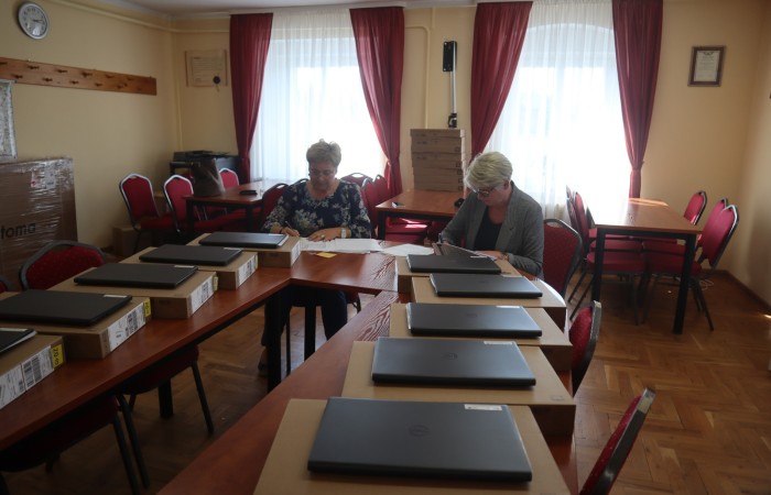 zdjęcie dyrektorek szkół podpisujących dokumenty