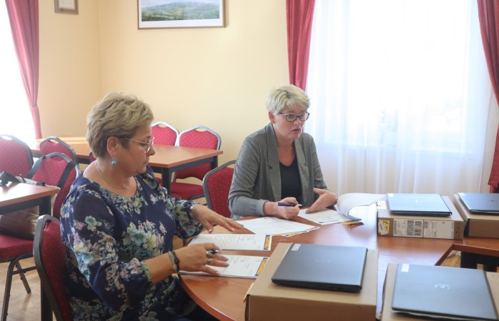 zdjęcie dyrektorek szkół podpisujących dokumenty