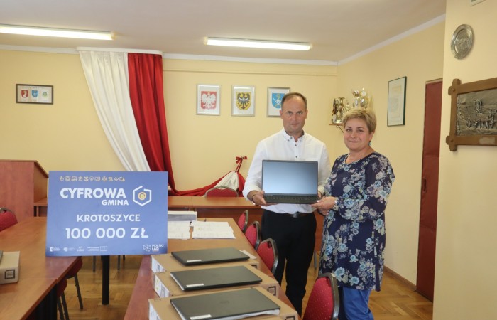 zdjęcie wójta i p. dyrektor z Koscielca z laptopem