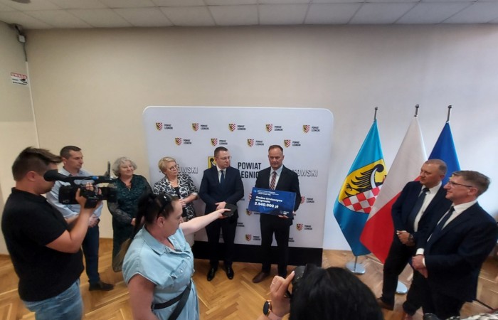 Uroczyste wręczenie dyplomu z informacją o uzyskaniu dofinansowania