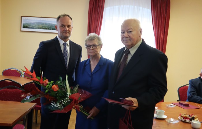 zdjecie pary świętującej złote gody wraz z wójtem