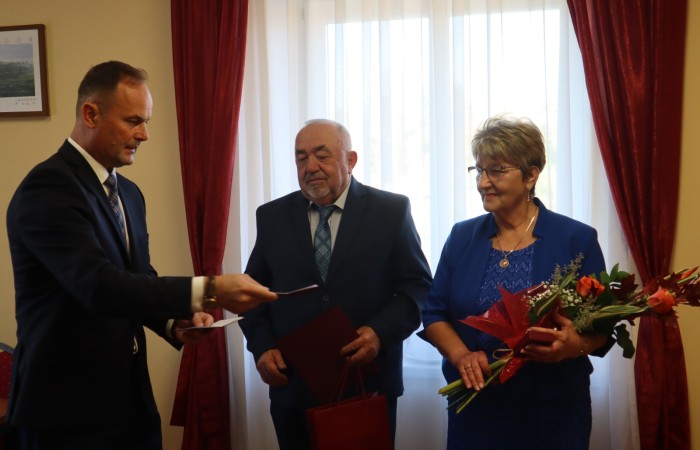 wręczenie pamiątkowego dyplomu przez wójta dla pary świętującej jubileusz złotych godów wraz z wójtem