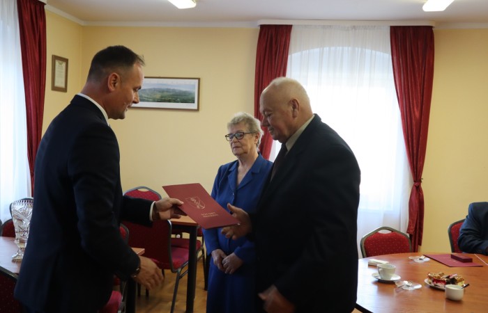 wręczenie pamiątkowego dyplomu przez wójta dla pary świętującej jubileusz złotych godów