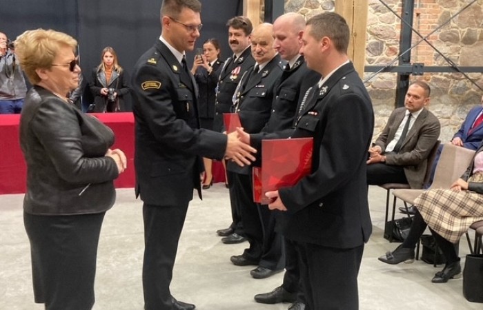 zdjęcie z wręczenia promesy strażakom