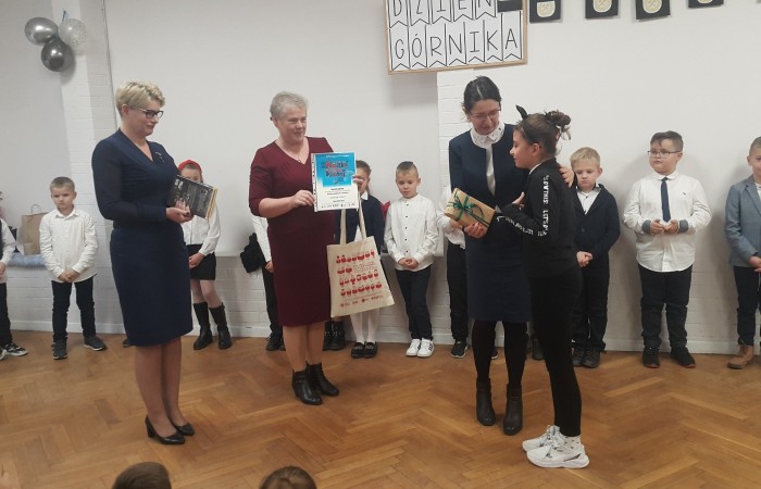 zdjecie z wręczenia nagrody za konkurs plastyczny