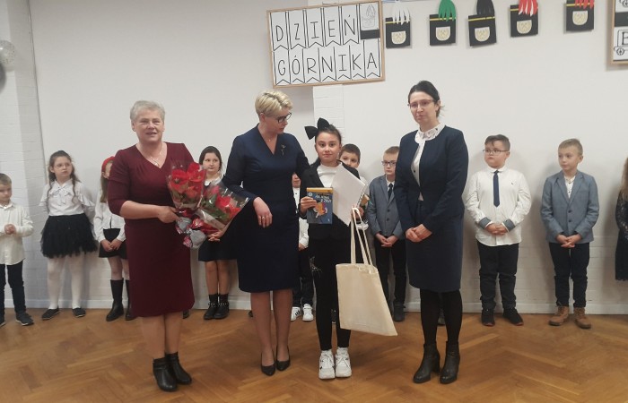 zdjęcie laureatki konkursu plastycznego z p. sekretarz Gminy Krotoszyce oraz p. kierownik Gminnej Biblioteki w Krotoszycach