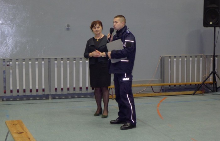 Funkcjonariusz policji rozmawiający z uczestnikiem spotkania