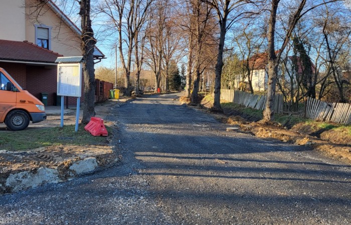 Zdjęcie przedstawia prace budowlne w Tyńczyku Legnickim