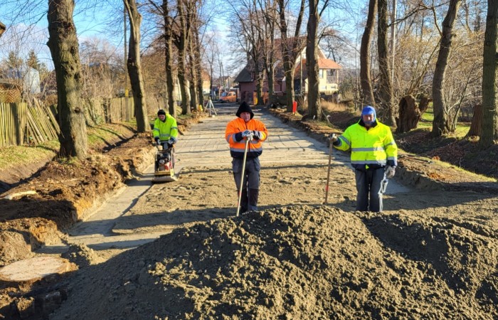 Zdjęcie przedstawia prace budowlne w Tyńczyku Legnickim