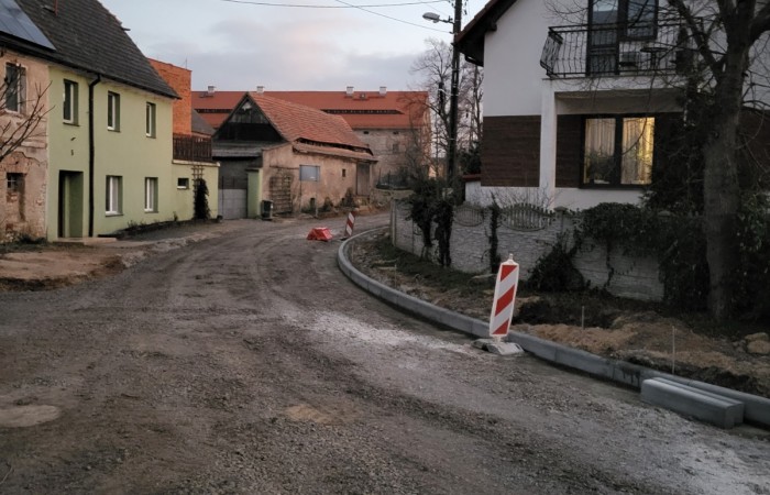 Zdjęcie przedstawia prace budowlne w Tyńczyku Legnickim