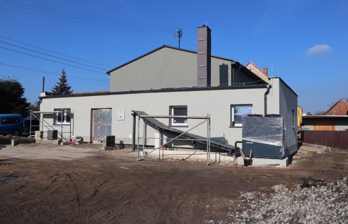 zdjęcie przedstawia budynek sali gimnastycznej od zewnątrz