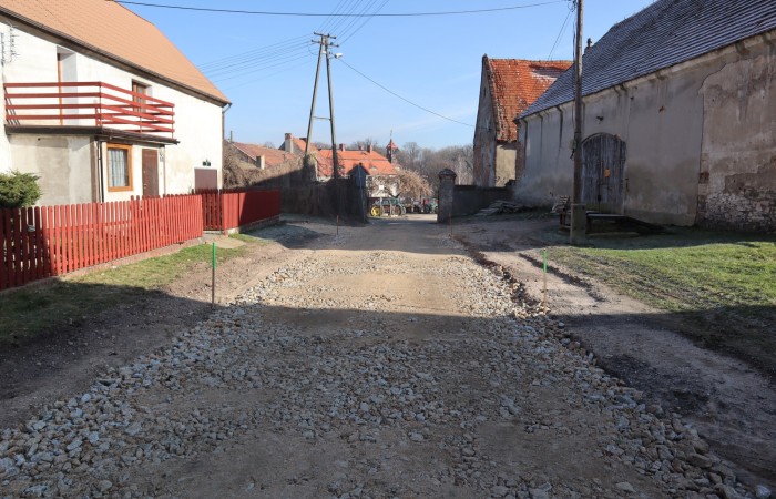 Zdjęcie przedstawia drogę w Janowicach Dużych w czasie przebudowy