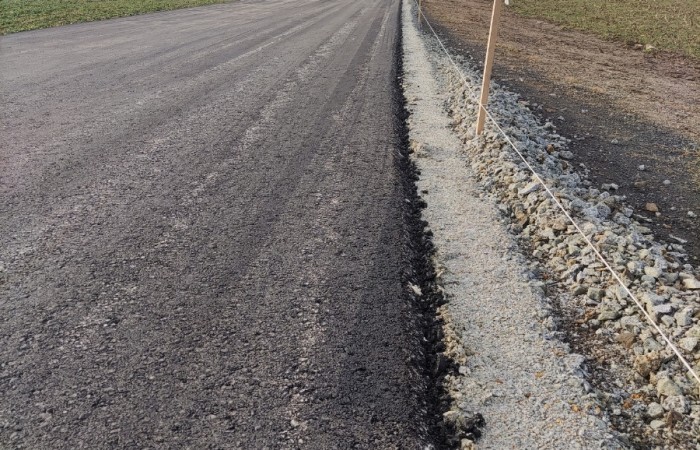 Zdjęcie przedstawia drogę w Warmątowicach Sienkiewiczowskich w trakcje przebudowy