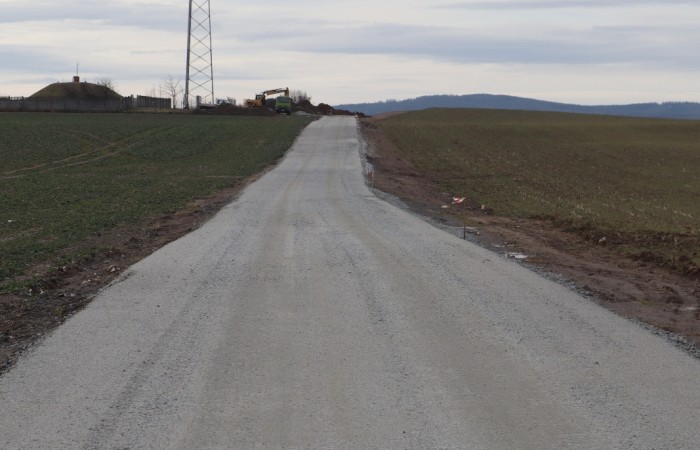 Zdjęcie przedstawia drogę w Warmątowicach Sienkiewiczowskich w trakcje przebudowy