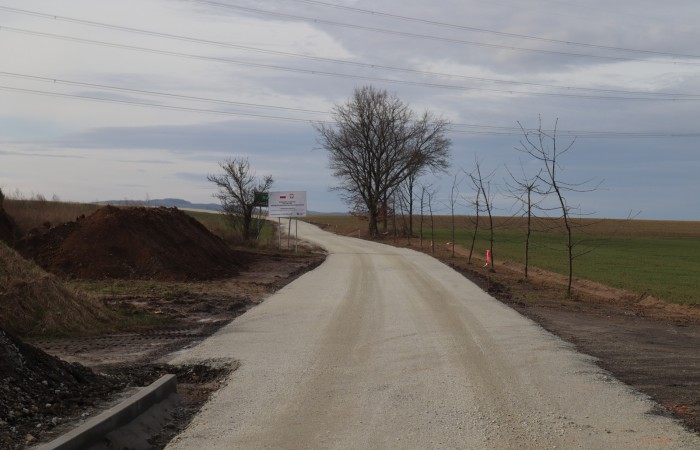 Zdjęcie przedstawia drogę w Warmątowicach Sienkiewiczowskich w trakcje przebudowy