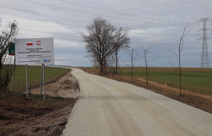 Zdjęcie przedstawia drogę w Warmątowicach Sienkiewiczowskich w trakcje przebudowy