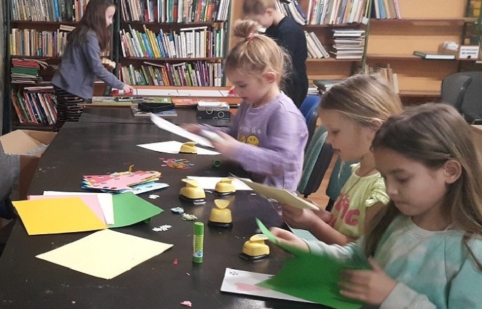 Dzieci wycinają serca z kolorowergo papieru