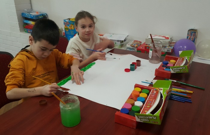 Dzieci  malują farbami