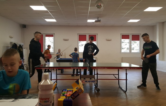 Dzieci grają w ping-ponga