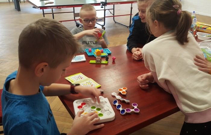 Dzieci układają klocki