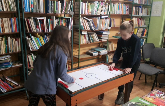 Dzieci grają w cymbergaj