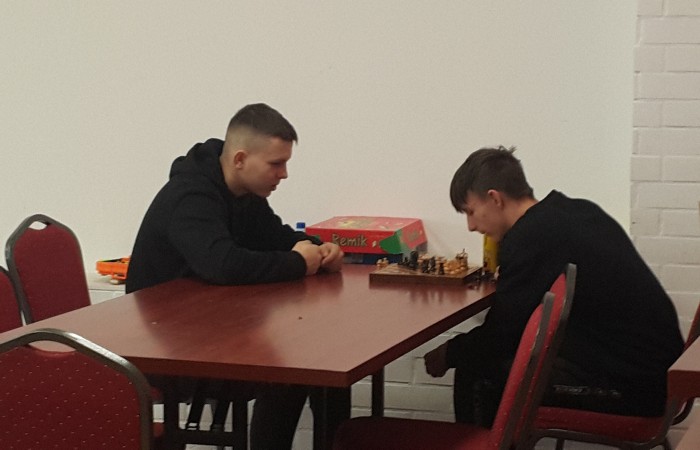 Młodzież gra w szachy