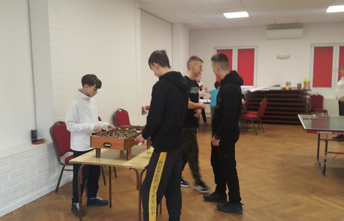 Dzieci grają w piłkarzyki