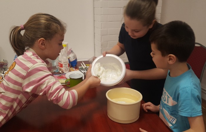 Dzieci robią smakołyki