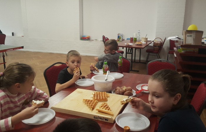 Dzieci jedzą smakolyki