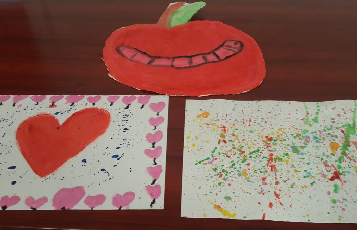 Zdjęcie przedstawia prace plastyczne dzieci