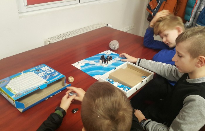 Dzieci grają w grę planszową