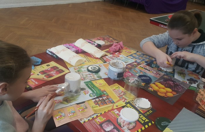 Dzieci malują słoiki farbkami