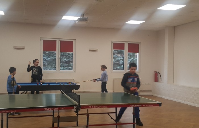 Dzieci grają w ping-pong i billard