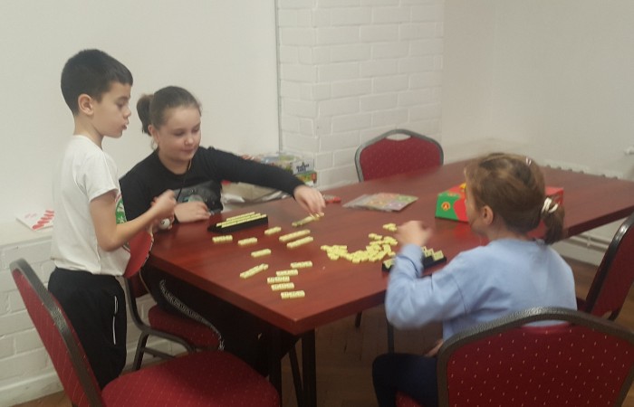 Dzieci układają scrabble