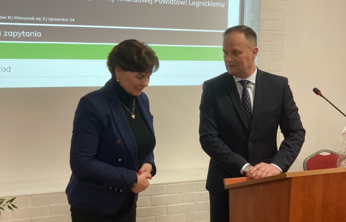 Wójt przemawia do zgromadzonych osób