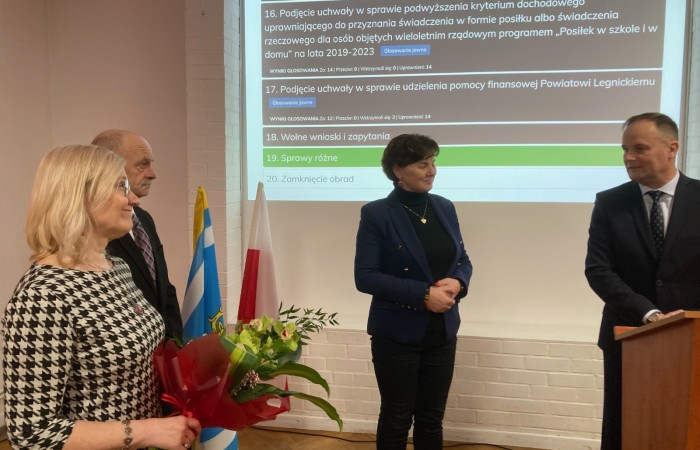 Uczestnicy spotkania wręczają Pani Kierownik kwiaty