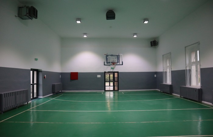 zdjęcie boiska do koszykówki wewnątrz budynku sali gimnastycznej