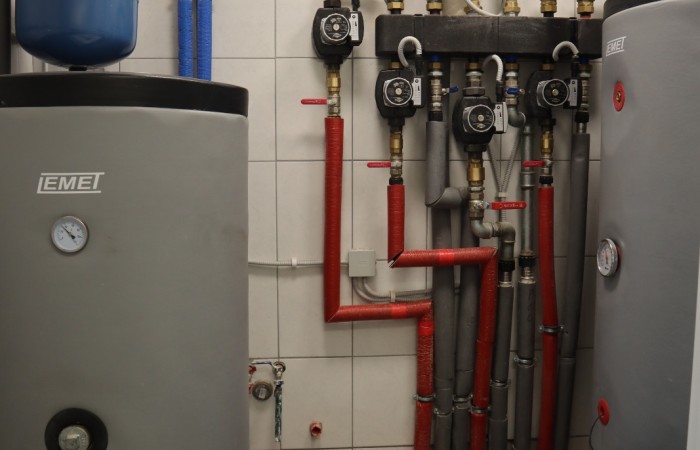 zdjęcie głownego pomieszczenia zawierającego instalacje grzewczą w sali gimnastycznej