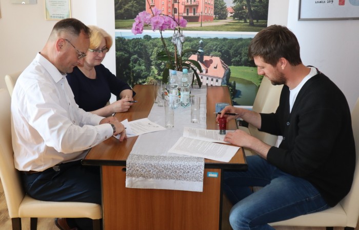 Wójt Gminy Krotoszyce wypełnia dokumenty odnoścnie inwestycji Modernizacji dróg gminnych