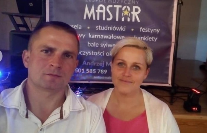 Selfie kobiety i mężczyzny na tle plakatu zespołu muzycznego Mastar