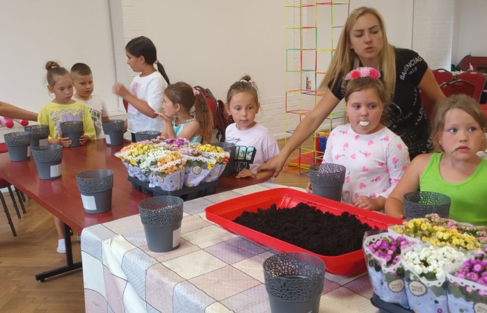 Dzieci bawiące się w ogrodników