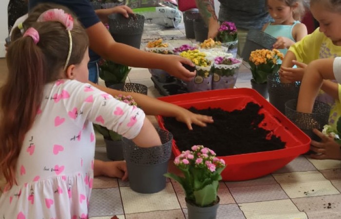 Dzieci bawiące się w ogrodników