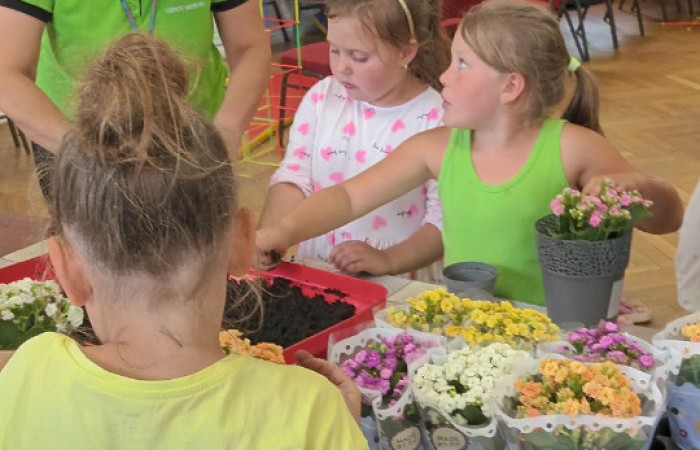 Dzieci bawiące się w ogrodników