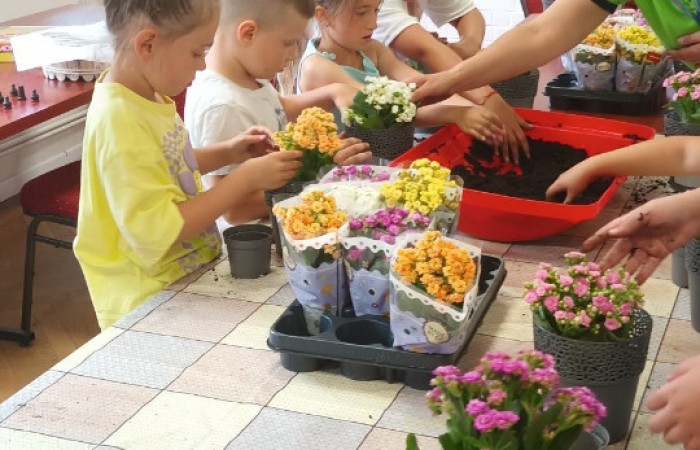 Dzieci bawiące się w ogrodników